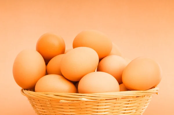 Sepet yumurta renkli arka plan üzerinde — Stok fotoğraf