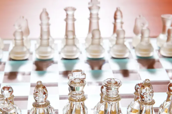 Набор шахматных фигур на доске — стоковое фото