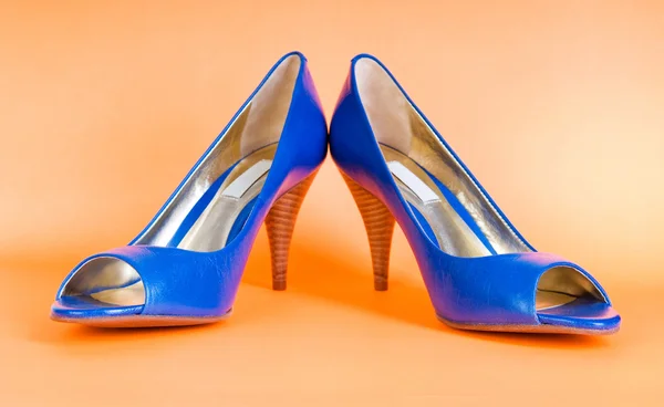 Concetto di moda con scarpe da donna blu sui tacchi alti — Foto Stock