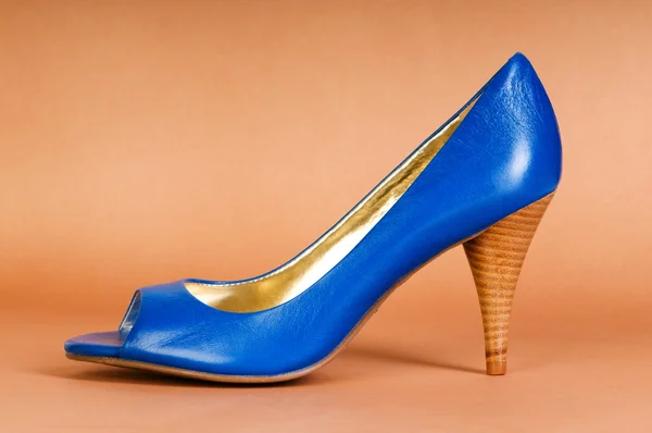 Fashion-konceptet med blå kvinna skor på höga klackar — Stockfoto