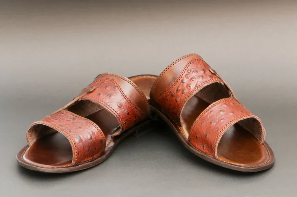 Concepto de moda - Zapatos de verano en el fondo —  Fotos de Stock
