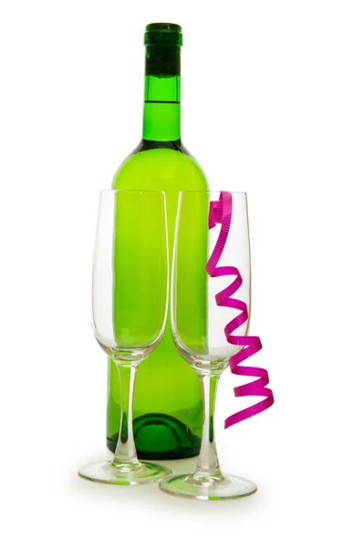 Flaska med vin och glas med streamer på vitt — Stockfoto