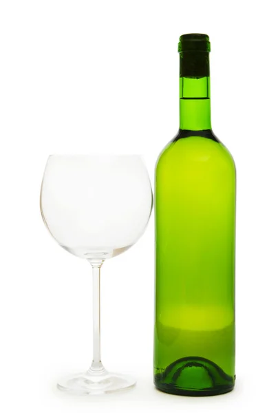 Вино и стекло изолированы на белом фоне — стоковое фото