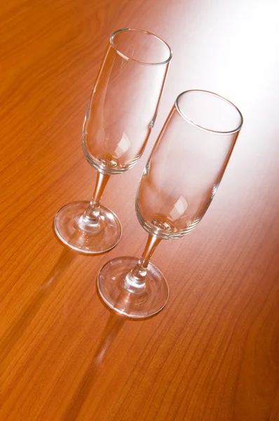 Sklenice na víno na dřevěný stůl — Stock fotografie