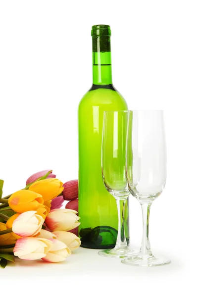 Şarap ve beyaz arka plan üzerinde izole çiçekler — Stok fotoğraf