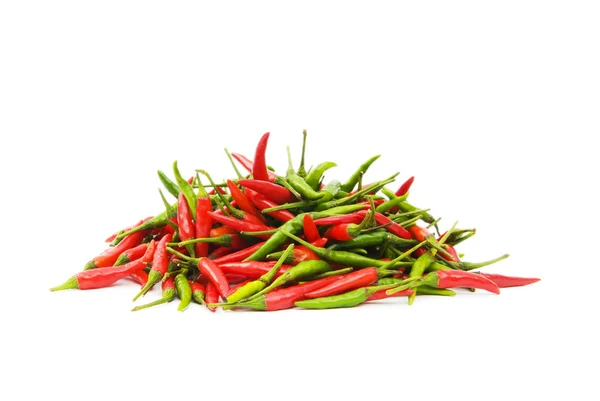Röd och grön paprika isolerat på vita — Stockfoto