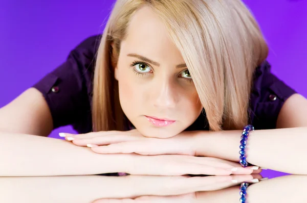 Attraktiv blond flicka mot färgstarka bakgrund — Stockfoto
