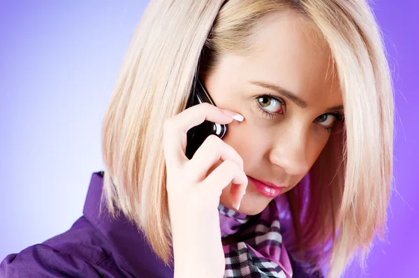Attraktiva flicka talar på mobiltelefonen — Stockfoto