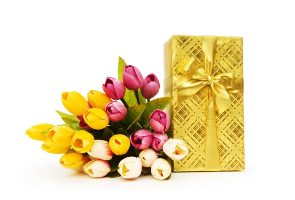 Giftbox ve beyaz arka plan üzerinde izole çiçekler — Stok fotoğraf