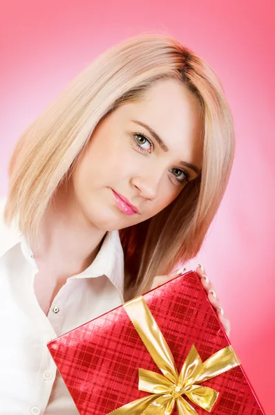 红色礼品盒的年轻女人 — 图库照片