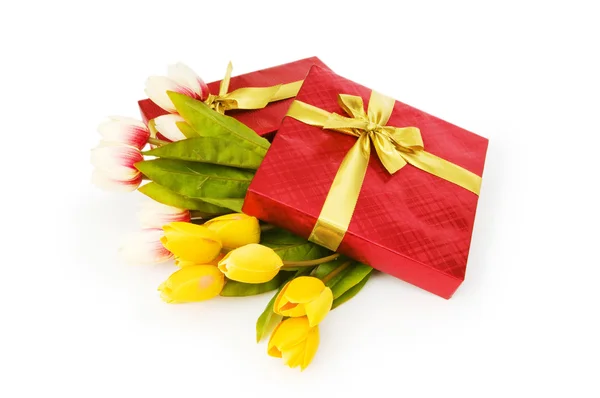 Giftbox and flowers isolated on the white background — Stock Photo, Image