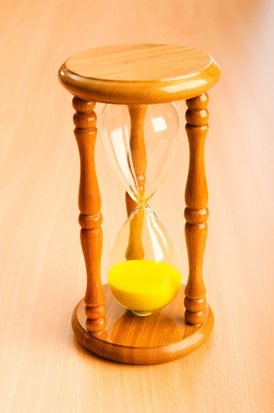 Tid koncept med timglas på trä bakgrund — Stockfoto
