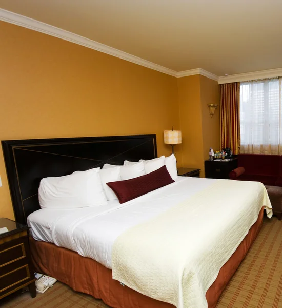 Двоспальне ліжко в номері готелю — стокове фото