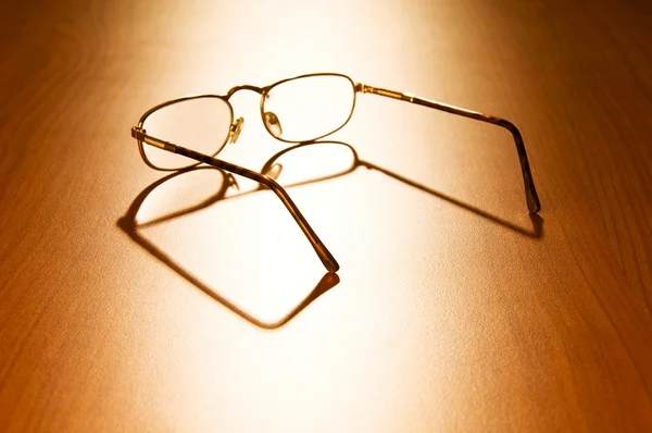 Óculos de leitura na mesa de madeira — Fotografia de Stock