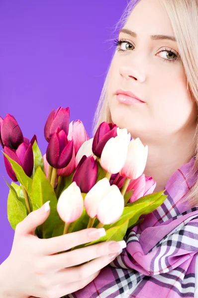 Blond meisje met bloemen — Stockfoto