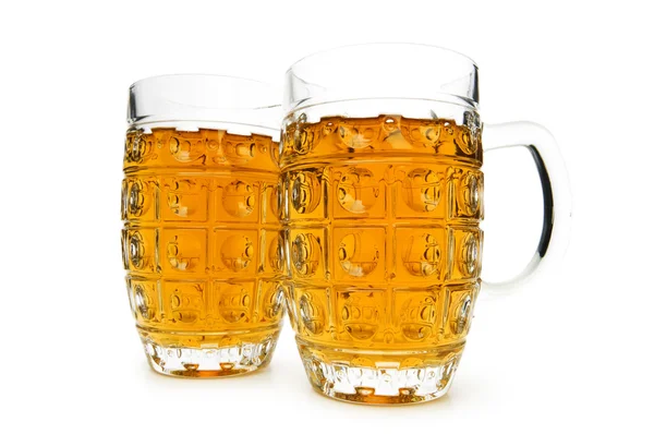 Стаканы для пива на белом фоне — стоковое фото