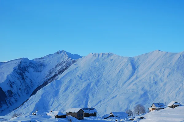 Paisagem de inverno com montanhas e casas — Fotografia de Stock