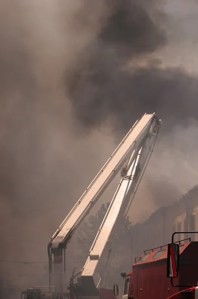 Boom firetruck v kouře při požáru — Stock fotografie