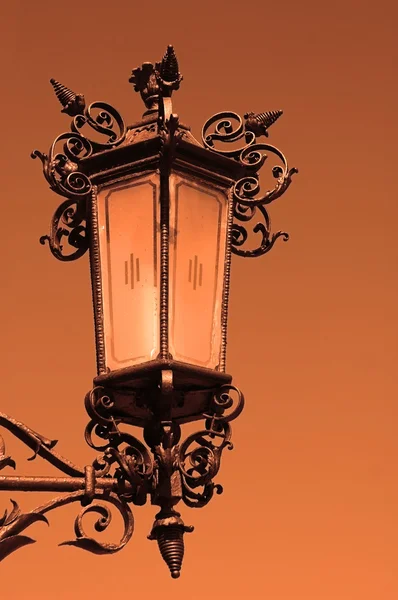 Lanterna de rua durante o pôr do sol — Fotografia de Stock