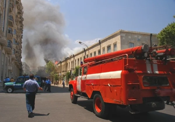 Camión de bomberos corriendo a disparar en el centro de la ciudad — Foto de Stock