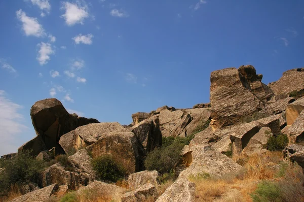 Пейзаж со скалами и голубым чистым небом — стоковое фото