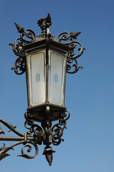 Lanterna de rua através do céu azul — Fotografia de Stock