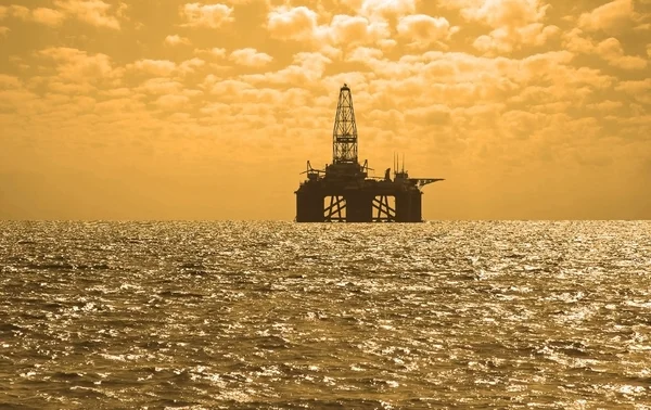 Oljerigg under solnedgången i baku, Azerbajdzjan i Kaspiska havet — Stockfoto
