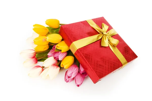Geschenkbox und Blumen isoliert auf weißem Hintergrund — Stockfoto