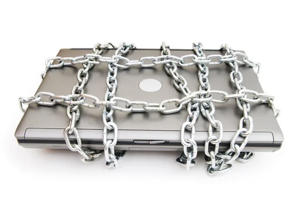 Concetto di sicurezza informatica con laptop e catena — Foto Stock