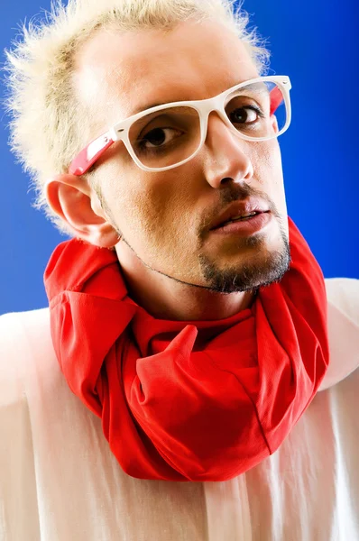 Hombre con bufanda roja sobre fondo coloreado — Foto de Stock