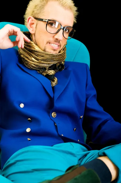 A stúdió felvételi kék kabát férfi스튜디오 촬영에 블루 재킷을 가진 남자 — 스톡 사진