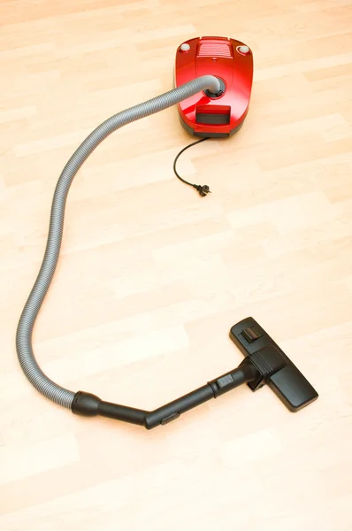 Vacuum cleaner di lantai kayu — Stok Foto