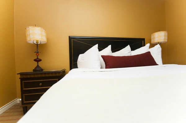 在酒店房间里的大床 — 图库照片
