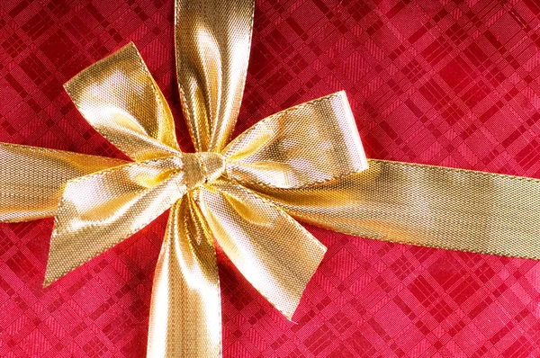 Concetto di celebrazione - Confezione regalo sullo sfondo colorato — Foto Stock