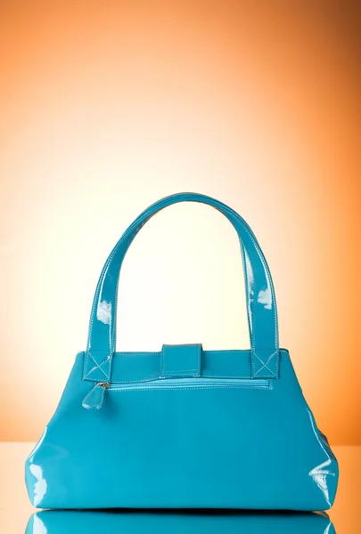 Blauwe zak tegen de kleurrijke achtergrond met kleurovergang — Stockfoto