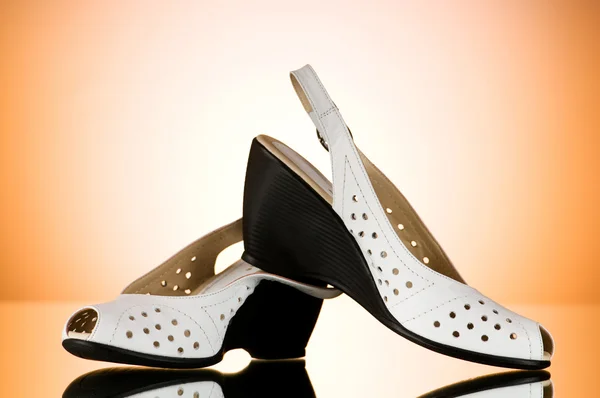 Nő cipő ellen a színes gradiens háttér — Stock Fotó