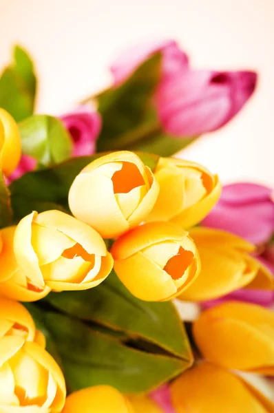 Kytice barevných tulipánů na stole — Stock fotografie