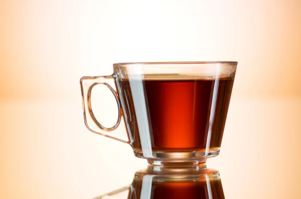 Tasse Tee auf der reflektierenden Oberfläche — Stockfoto