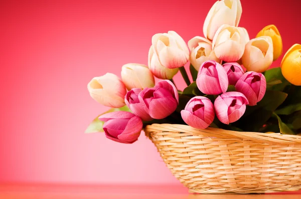 Bos van tulp bloemen op tafel — Stockfoto