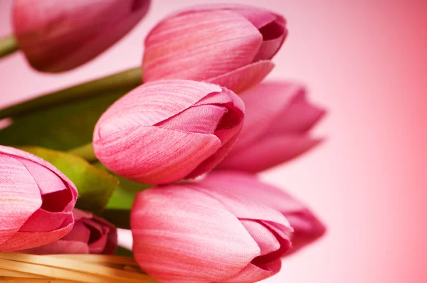 Tulipán kytice na stůl — Stock fotografie