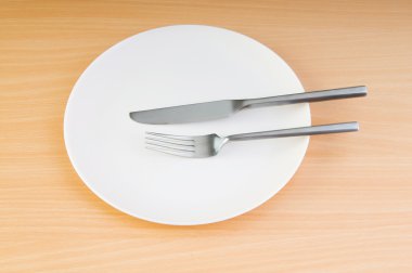 plaka üzerinde ahşap masa mutfak eşyaları