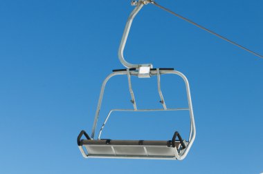Aydınlık kış gününde kayak kaldırma koltukları