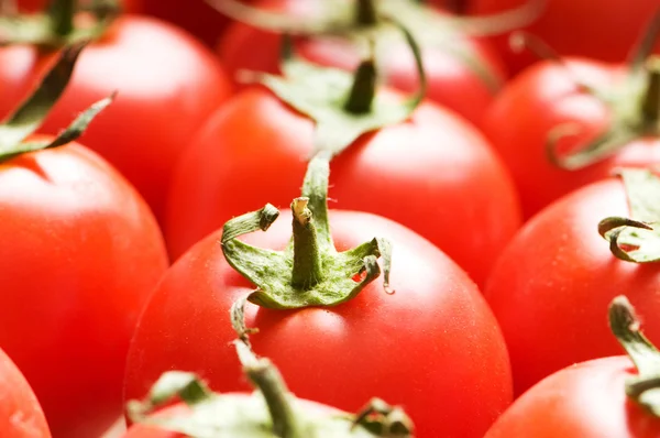 红色西红柿在市场站安排 — 图库照片