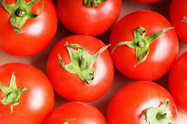 Rode tomaten gerangschikt op de markt-stand — Stockfoto