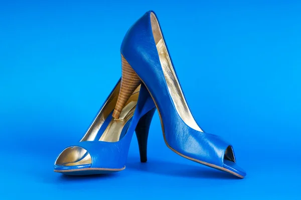 Fashion koncept med blå kvinde sko på høje hæle - Stock-foto