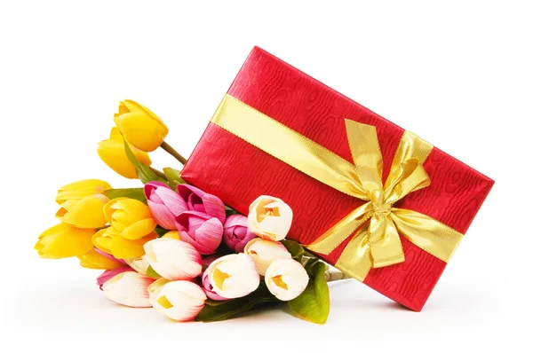 Scatola regalo e fiori isolati sullo sfondo bianco — Foto Stock