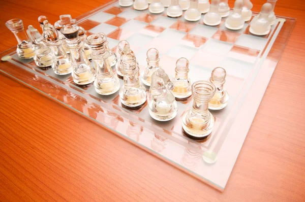 Ensemble de figures d'échecs sur le plateau de jeu — Photo