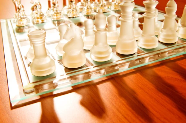 Набір шахових фігур на дошці — стокове фото