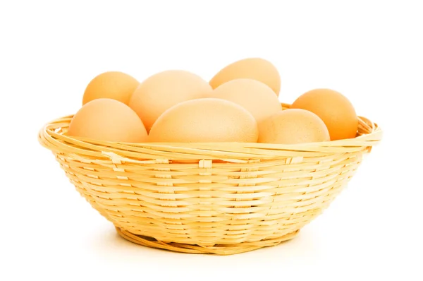 Bruine eieren in de mand op wit — Stockfoto