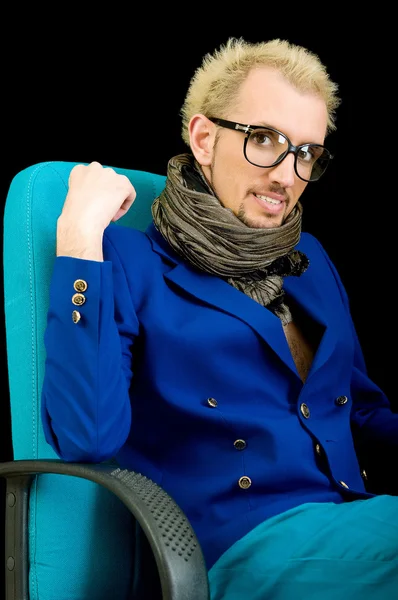 Homem com casaco azul no estúdio de tiro — Fotografia de Stock
